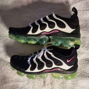 Nike Air Vapormax Plus, 🖤💚💗🤍 Mens 7/ Women's 8.5, LIKE NEW CONDITION, $125